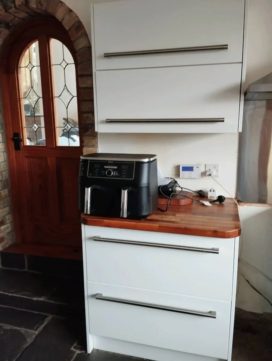 White gloss kitchen - Image 2