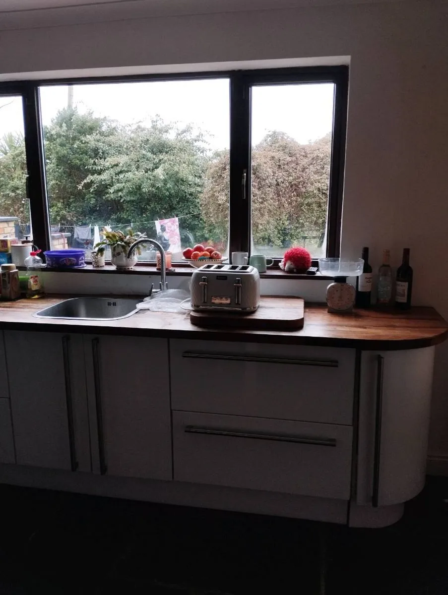 White gloss kitchen - Image 3