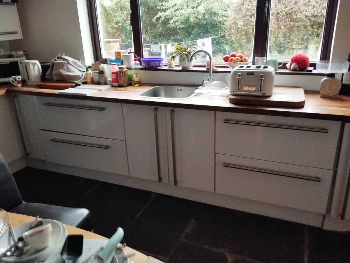 White gloss kitchen - Image 4