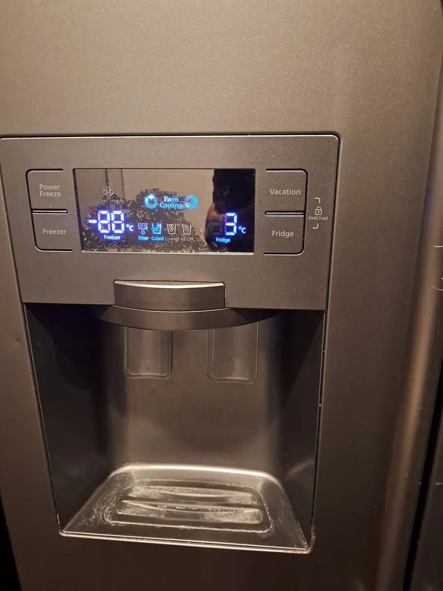 SAMSUNG AMERICAN FRIDGE AND FREEZER - Image 2