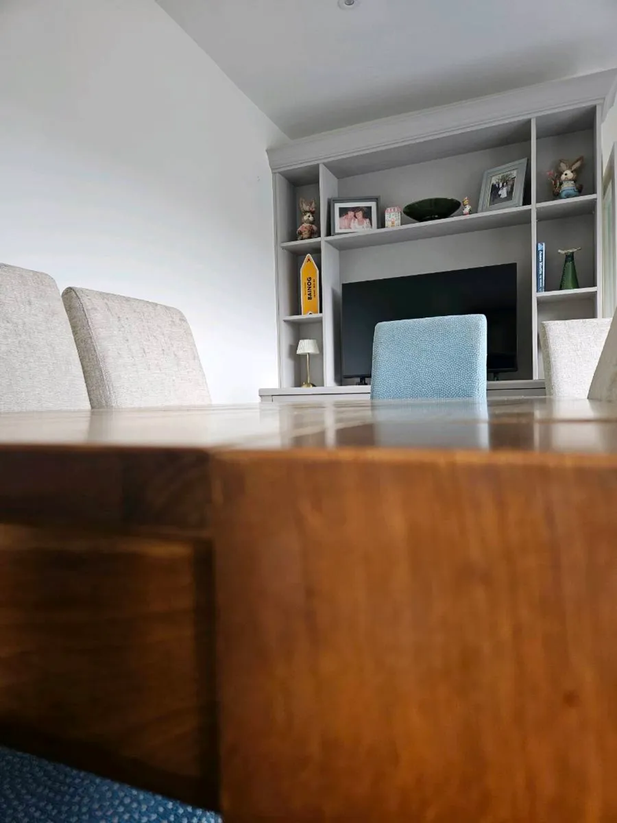 Table and chairs - Image 2