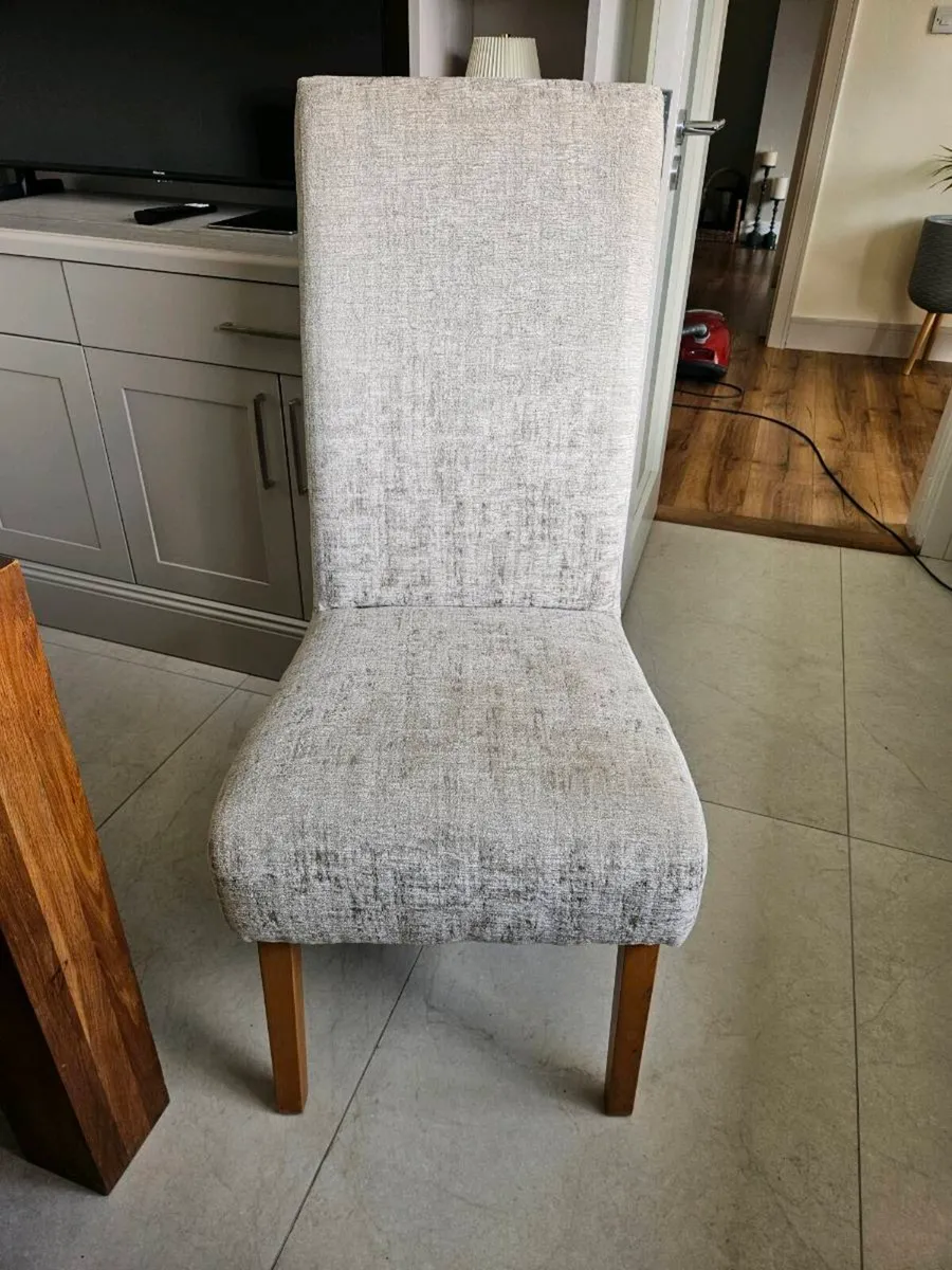 Table and chairs - Image 3