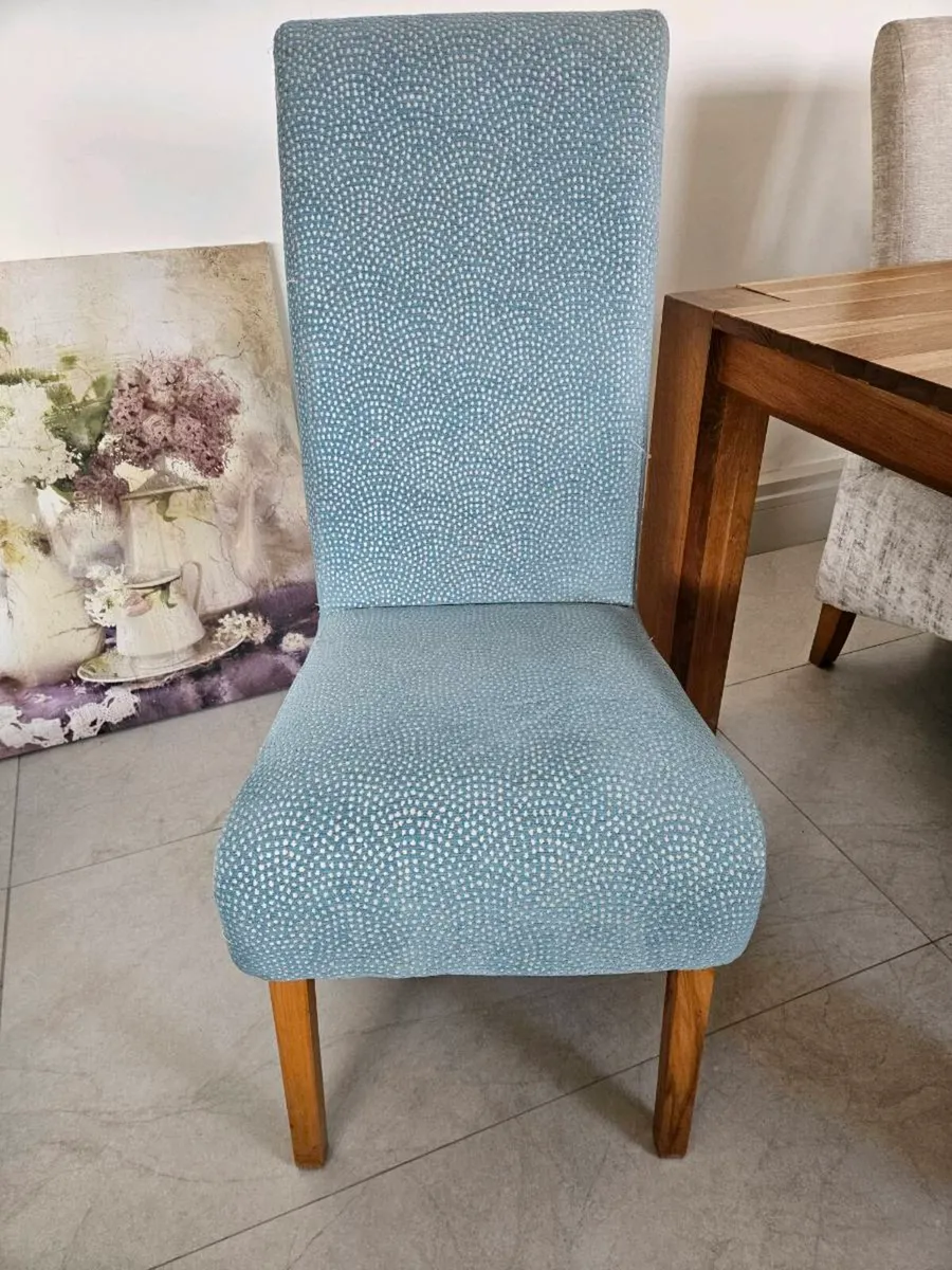 Table and chairs - Image 4