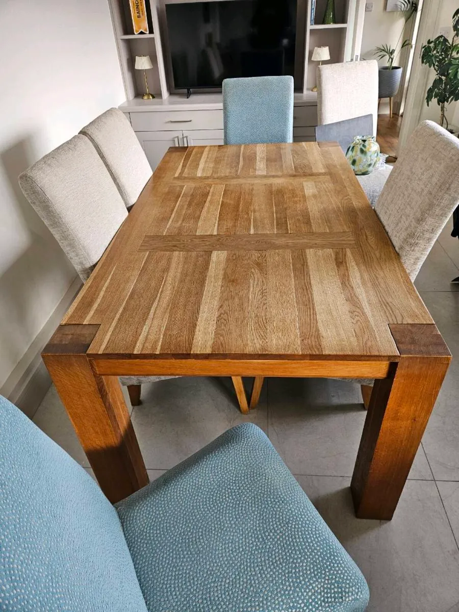 Table and chairs - Image 1