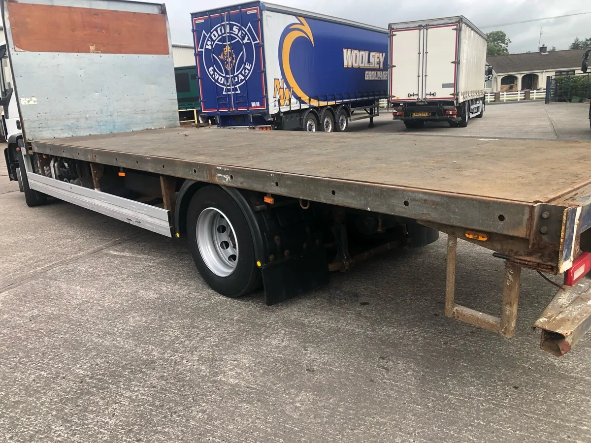 2016 Iveco 18e25 flat body - Image 3