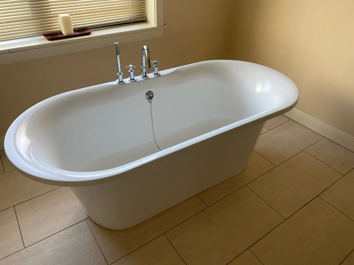Freestanding bath - Image 1