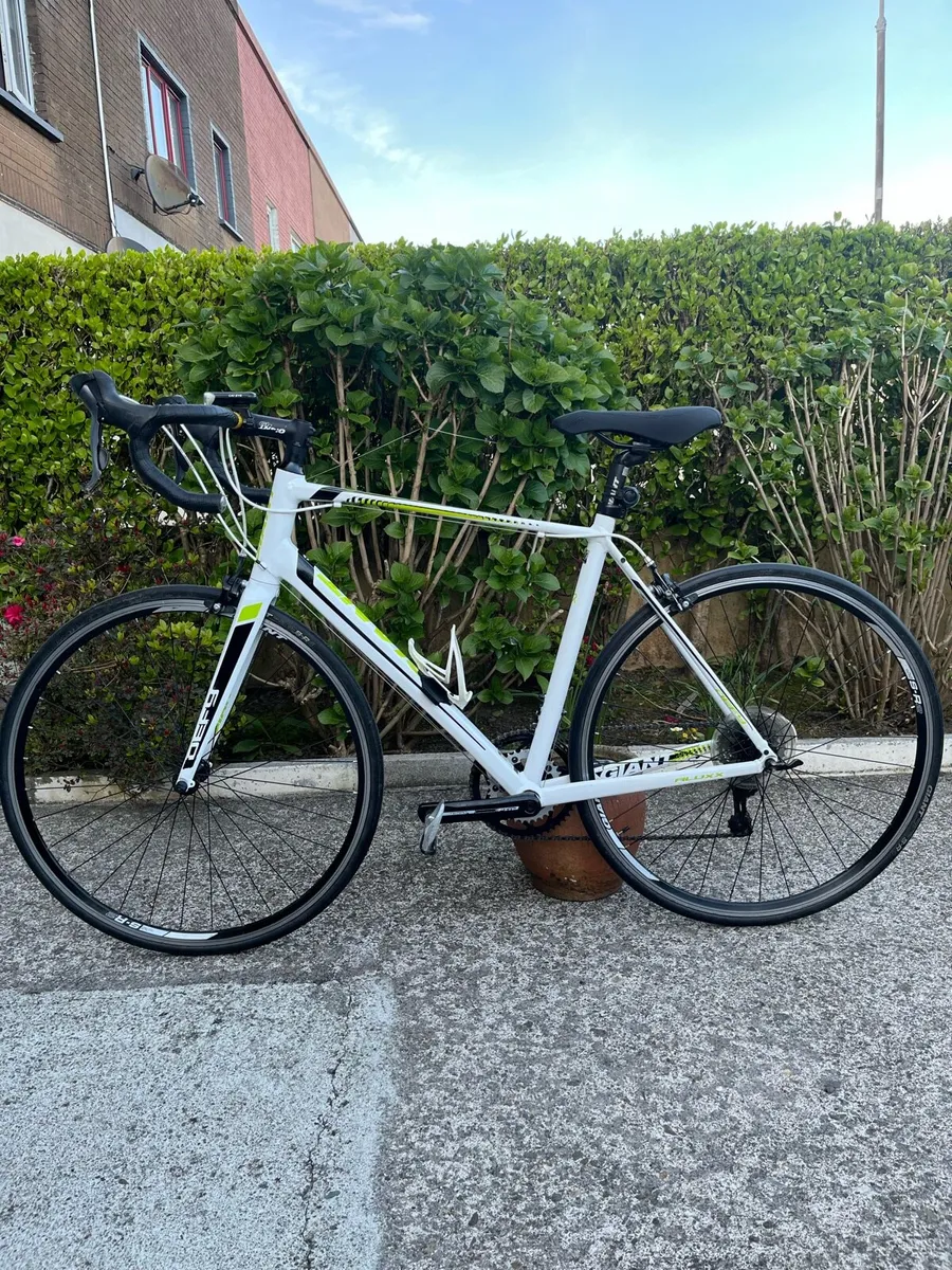 Giant Defy 4 Alxx Racen bike. - Image 1