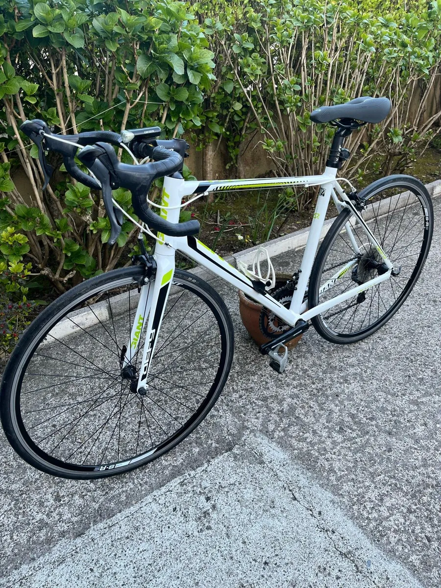 Giant Defy 4 Alxx Racen bike. - Image 2