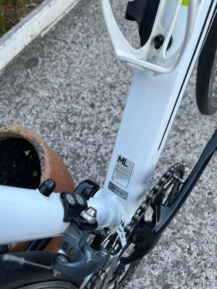 Giant Defy 4 Alxx Racen bike. - Image 3