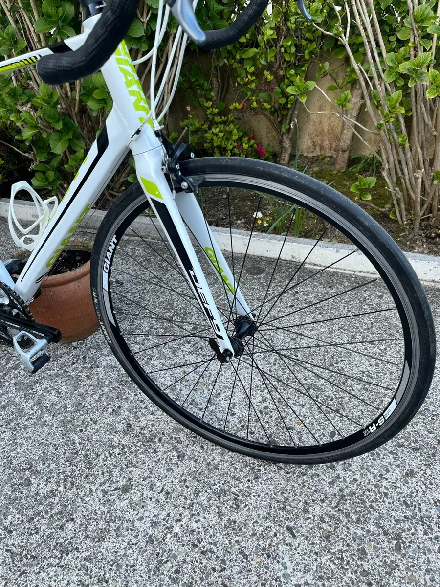 Giant Defy 4 Alxx Racen bike. - Image 4