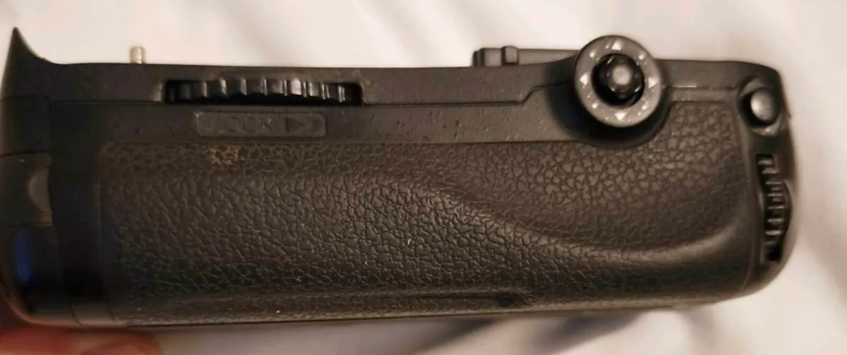 Nikon D800/810 battery grip - Image 3