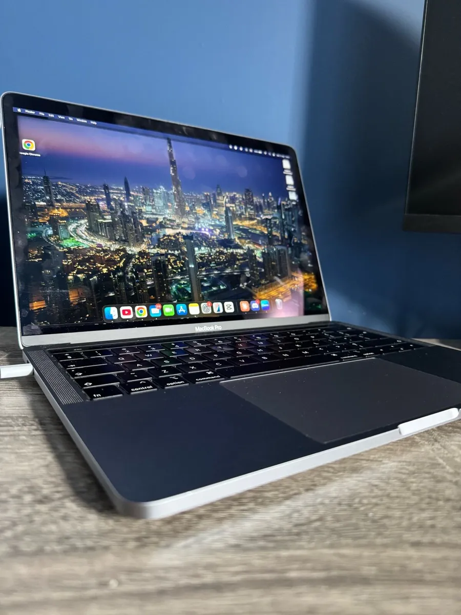 Apple MacBook Pro 13.3” - Touch Bar 8gb Space grey - Image 3