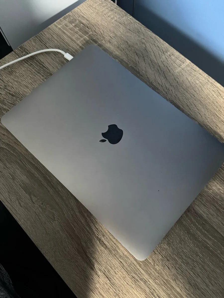 Apple MacBook Pro 13.3” - Touch Bar 8gb Space grey - Image 4