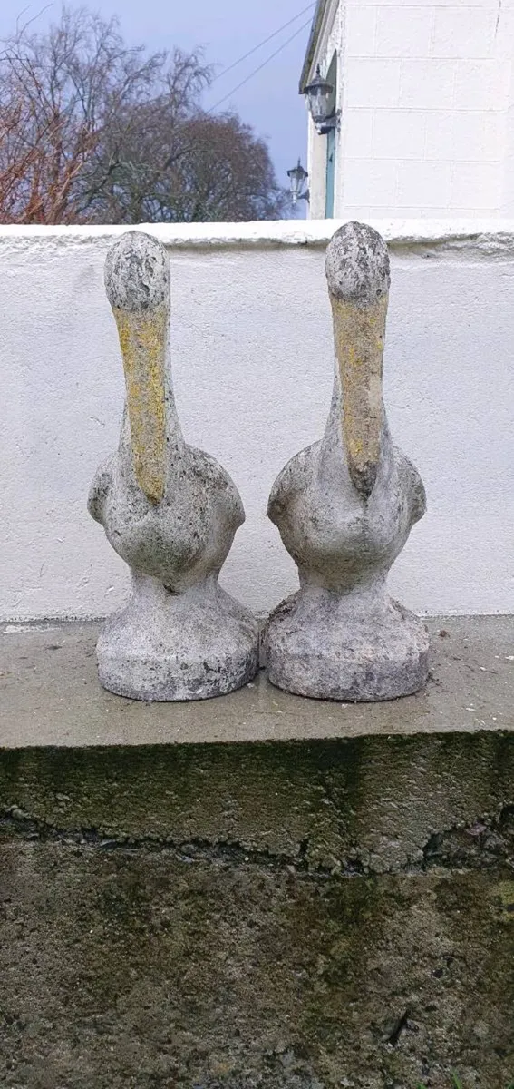 Pair of vintage concrete pelicans - Image 3
