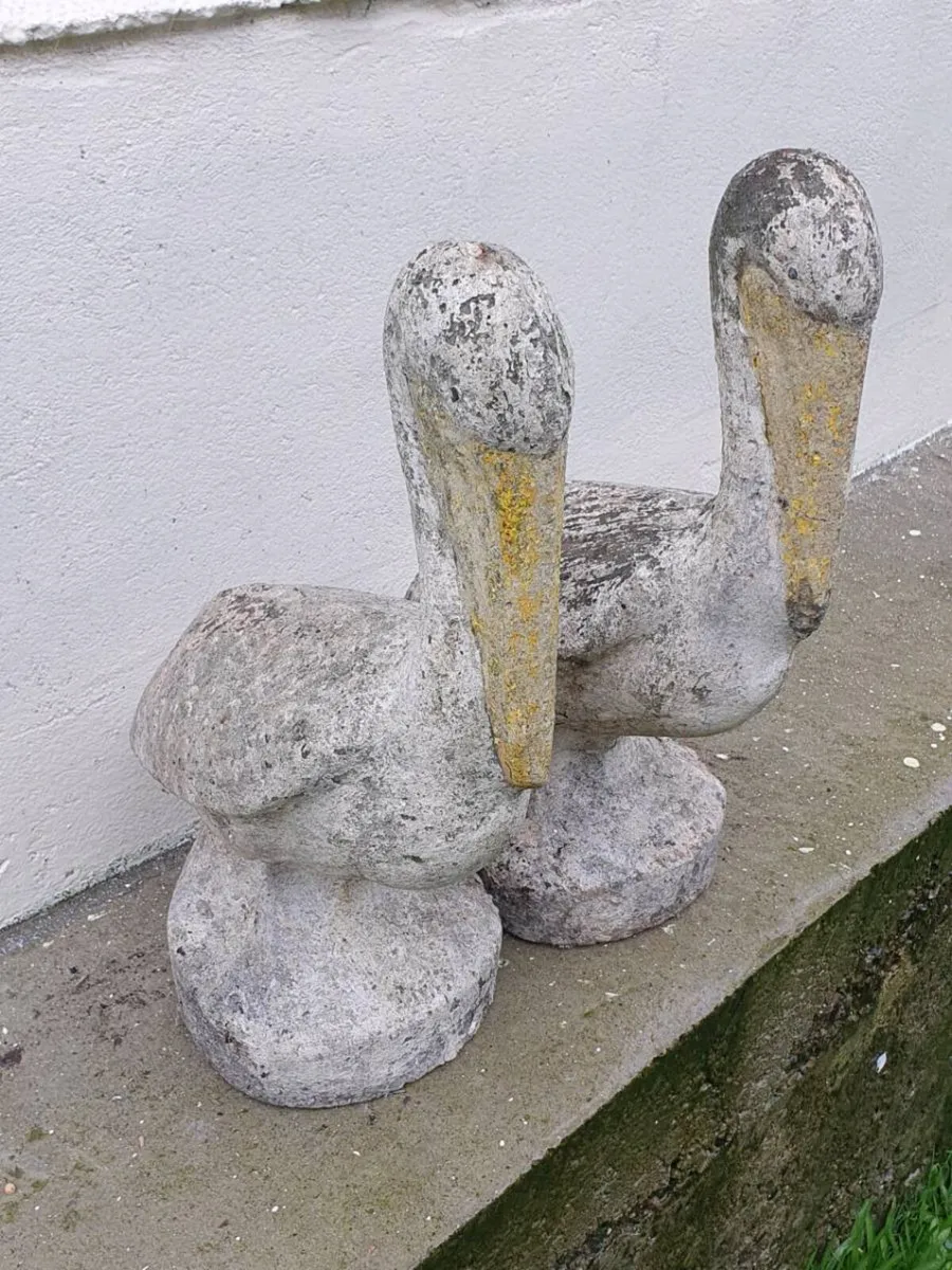 Pair of vintage concrete pelicans - Image 1