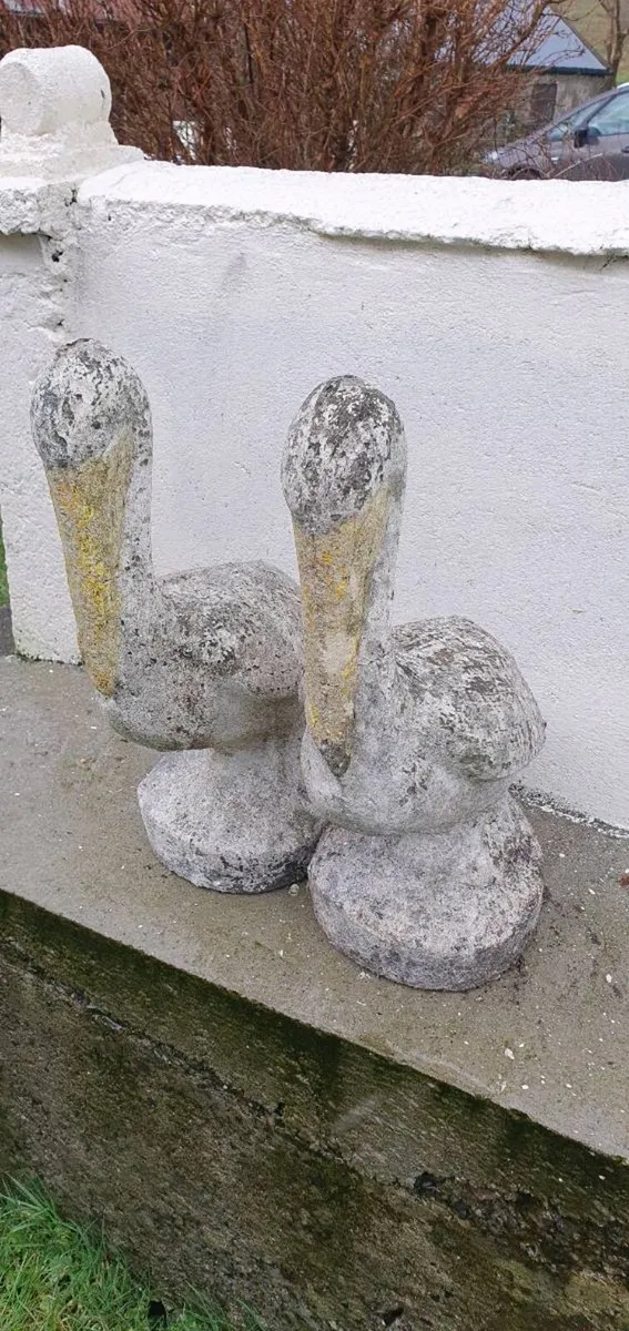 Pair of vintage concrete pelicans - Image 2