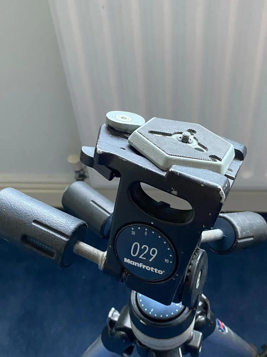 Manfrotto 190 tripod with additional head - Image 2