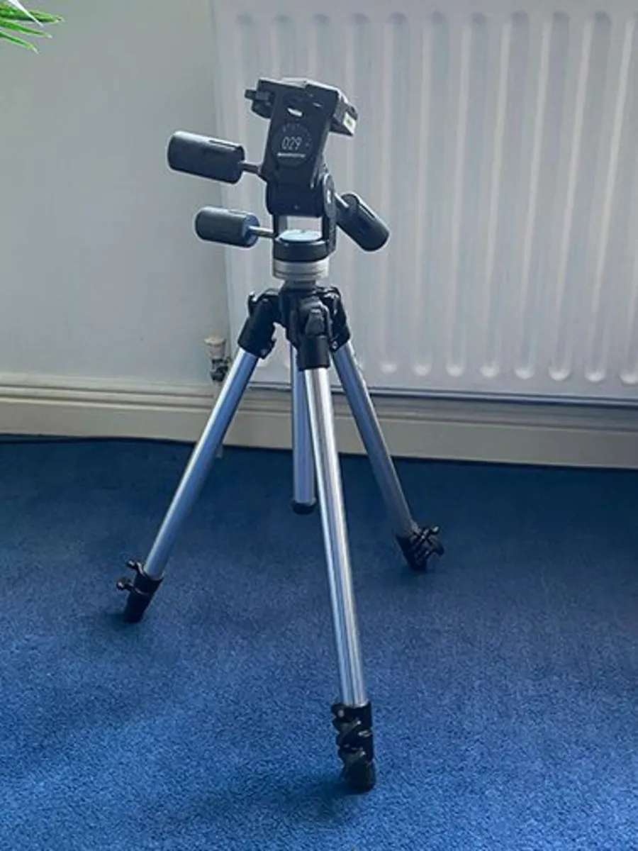 Manfrotto 190 tripod with additional head - Image 1