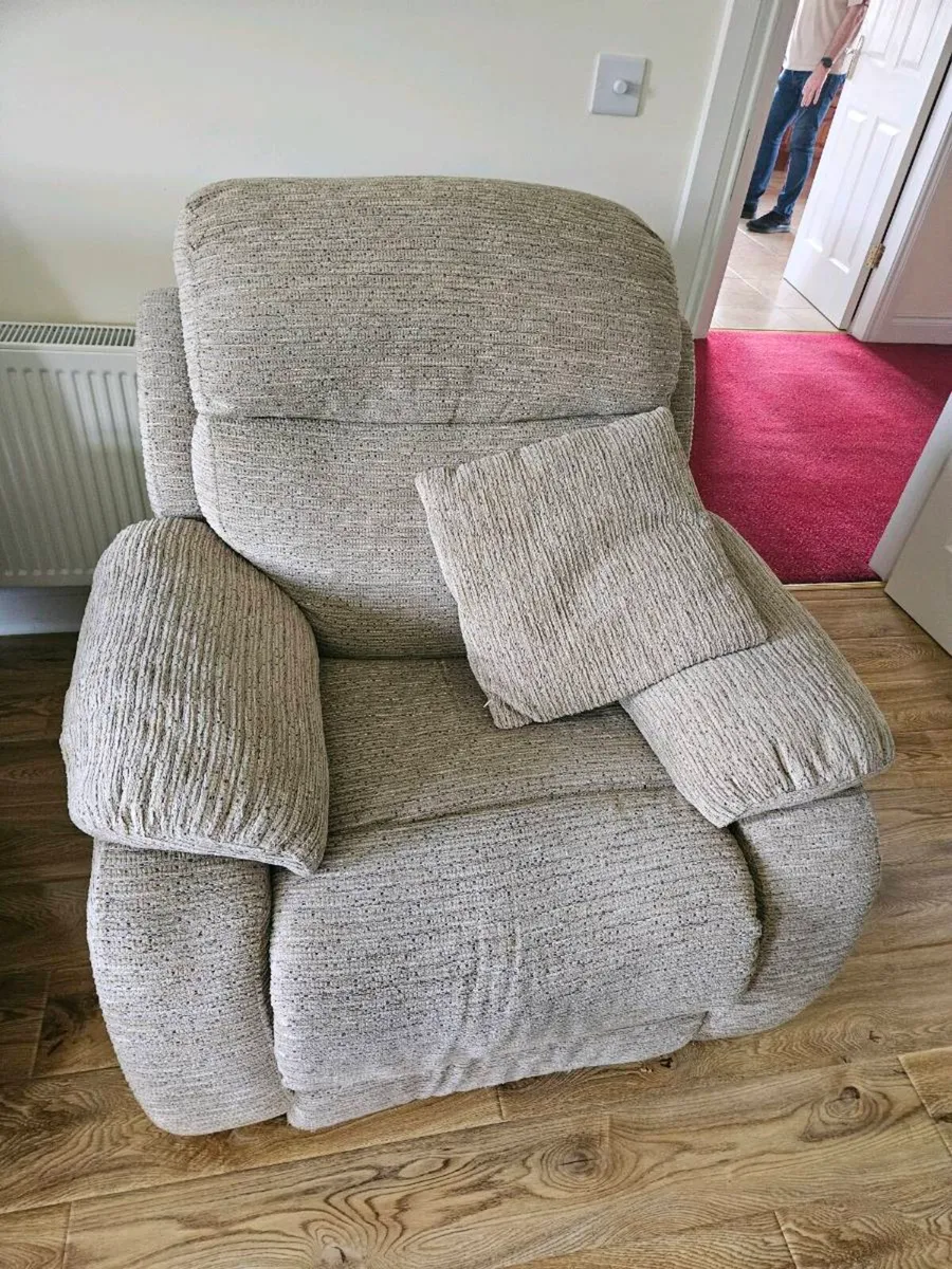 Cream 3 piece couch - Image 2