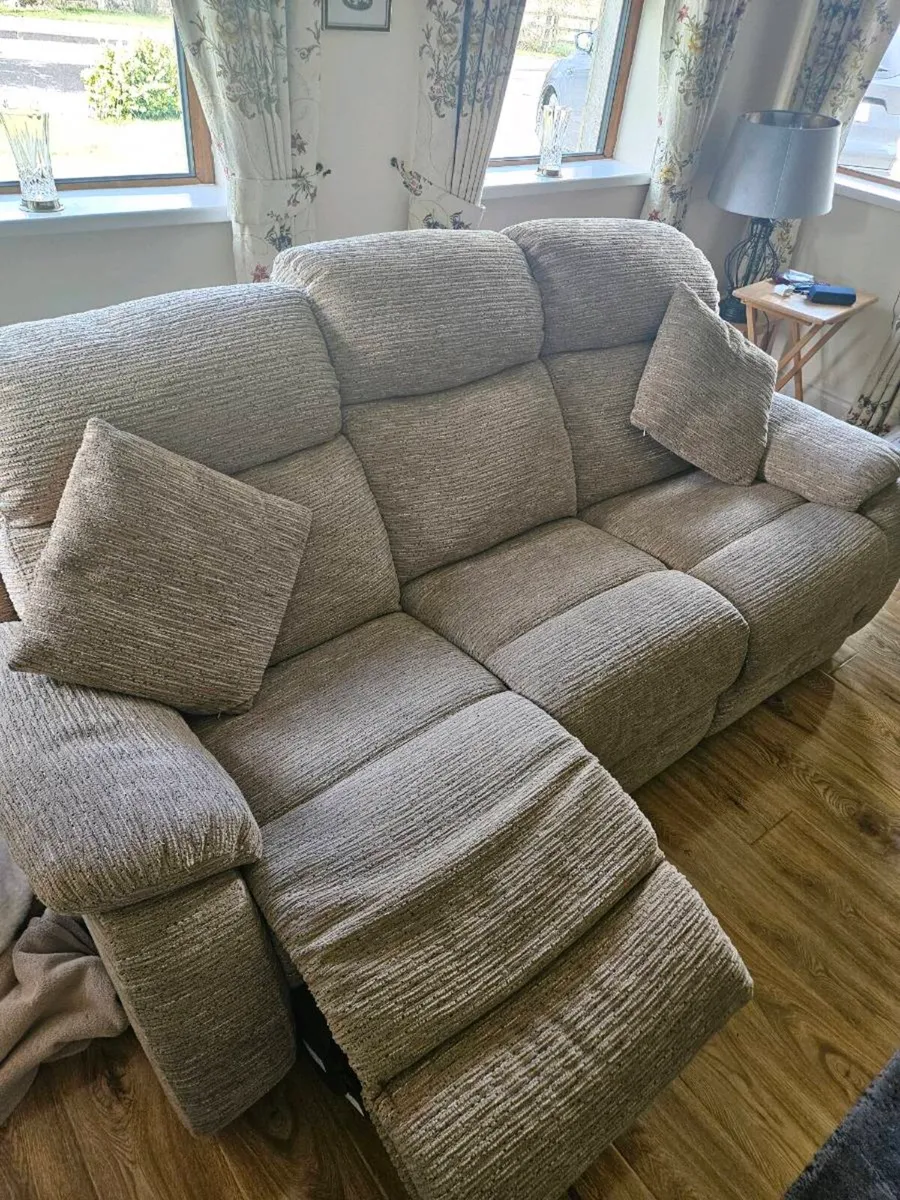 Cream 3 piece couch - Image 4