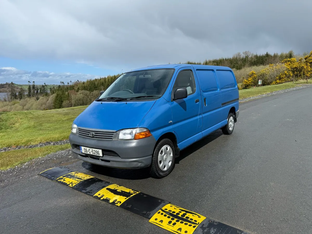 €5450 2006 Hiace new cvrt mint van €5450 - Image 1