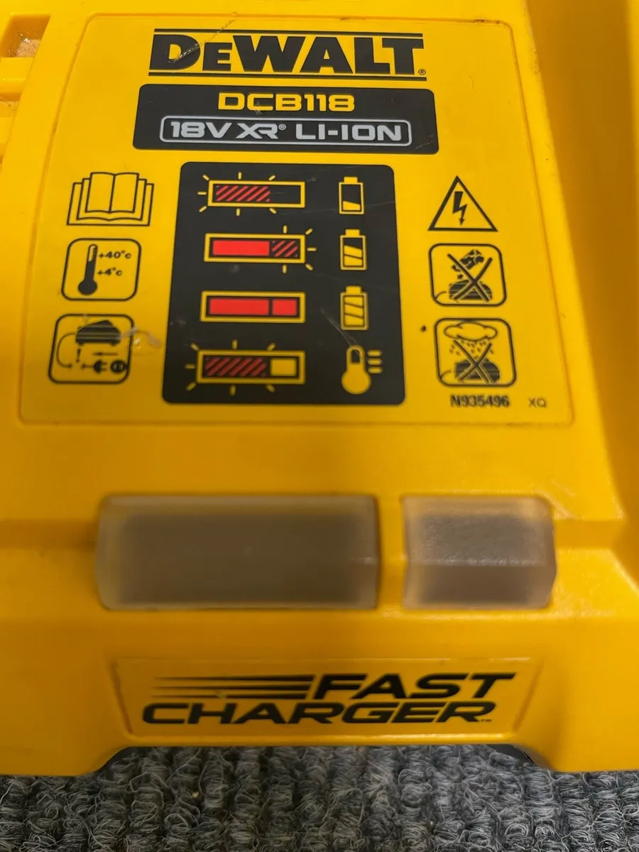 Dewalt 18v Fast Charger - Image 2