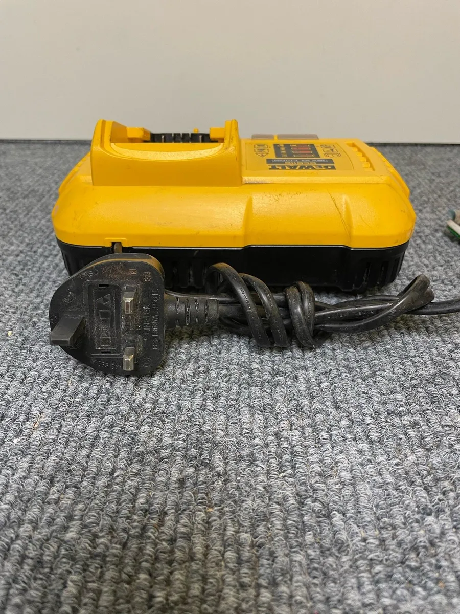 Dewalt 18v Fast Charger - Image 3