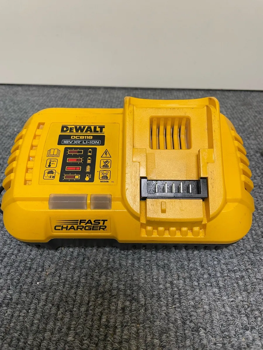 Dewalt 18v Fast Charger - Image 1