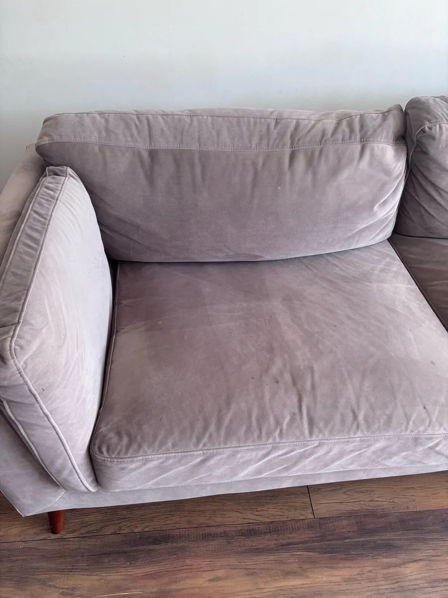 Stylish velvet sofa - Image 4