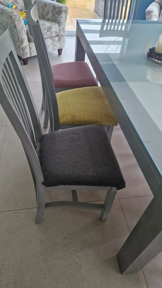 Table and chairs - Image 2