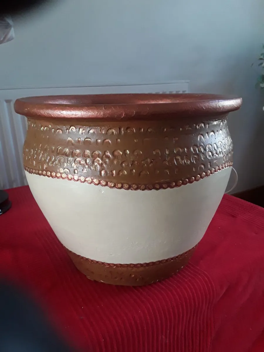 In or  outdoor lovely planter - Image 1