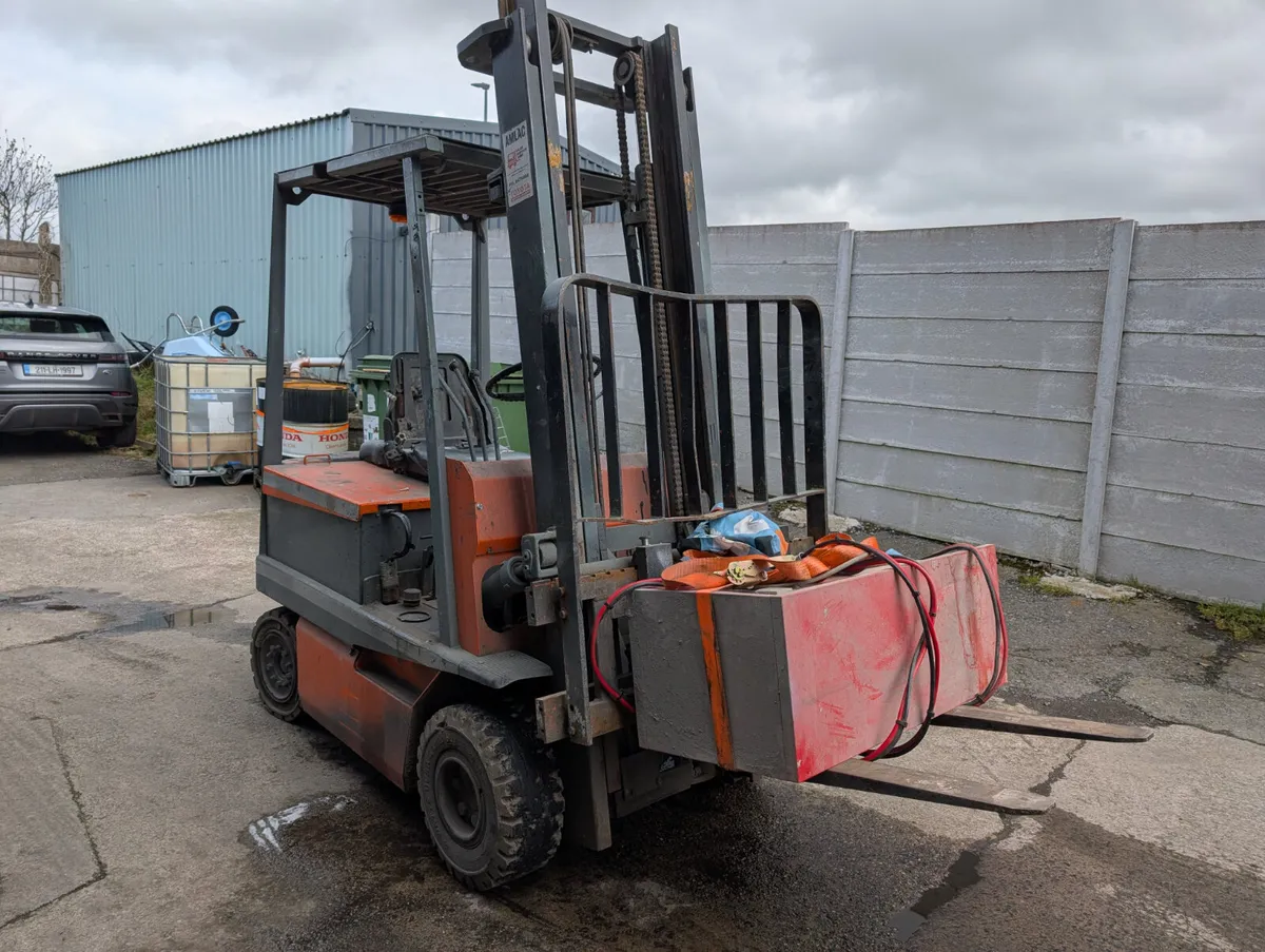 Toyota electric forklift - Image 1