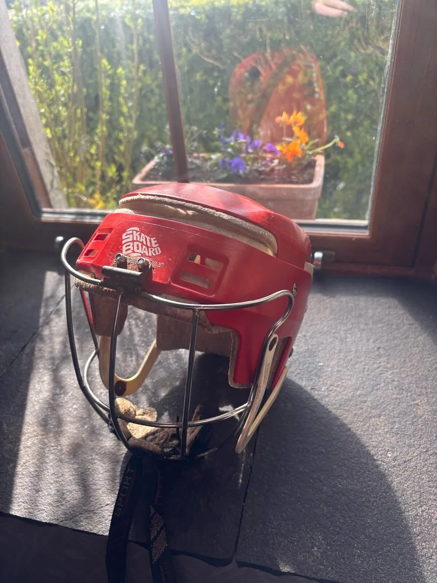 Oldstyle skateboarder - Image 1