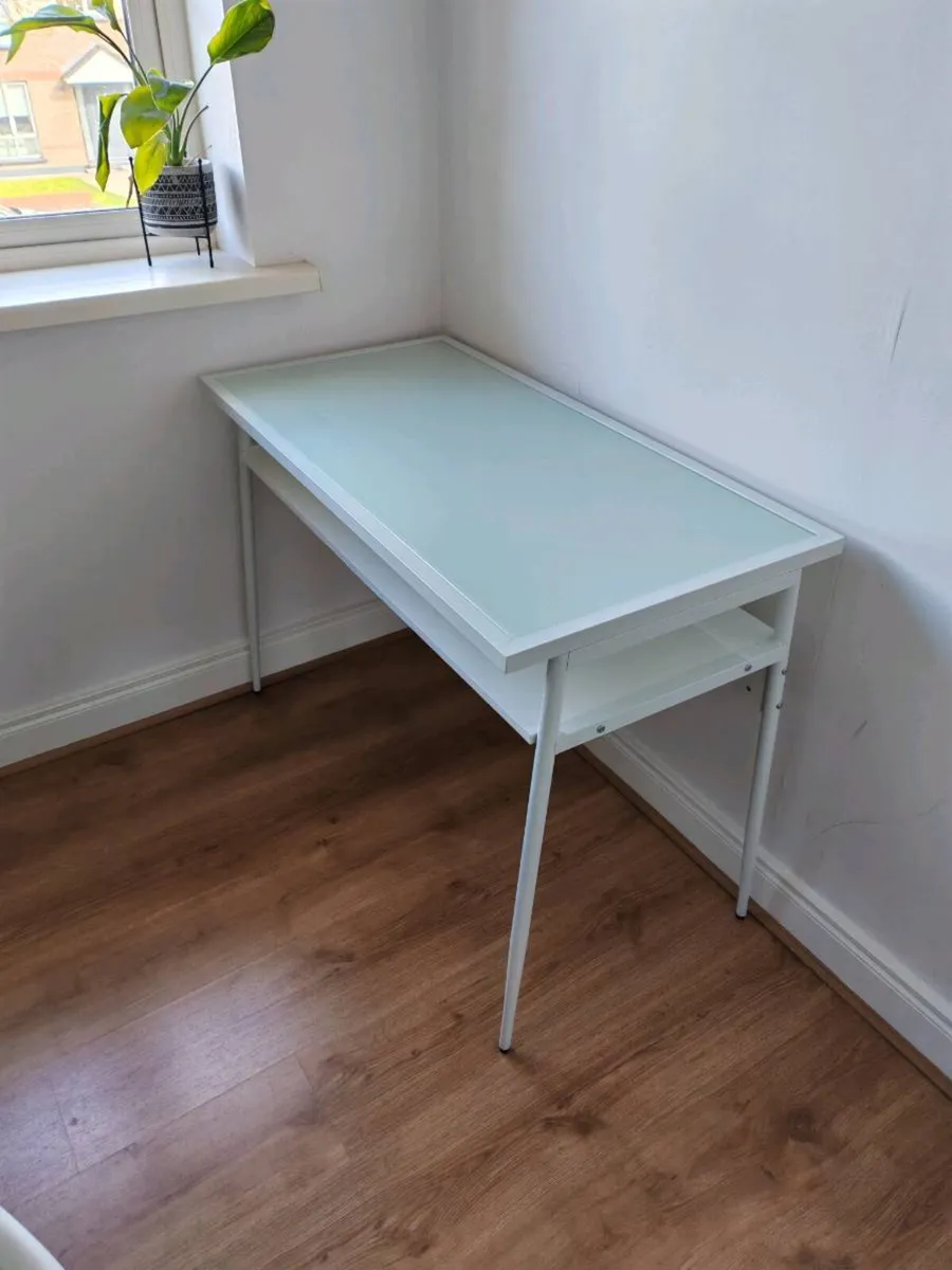 White office desk - Image 2