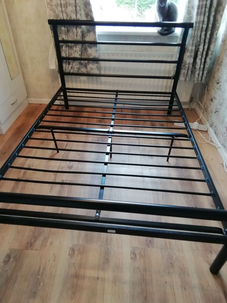 4'6" black double bed - Image 1