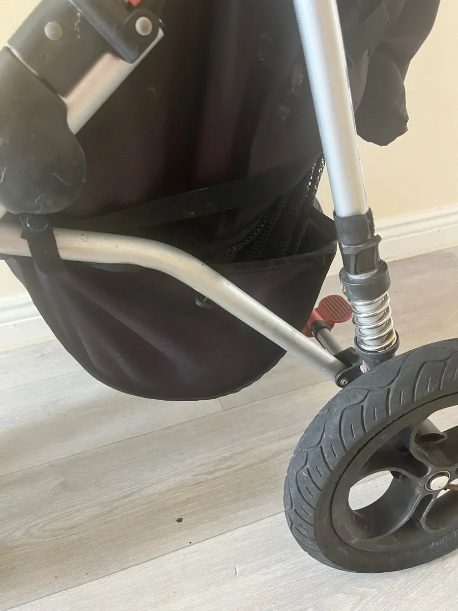 Out n about single buggy - Image 2