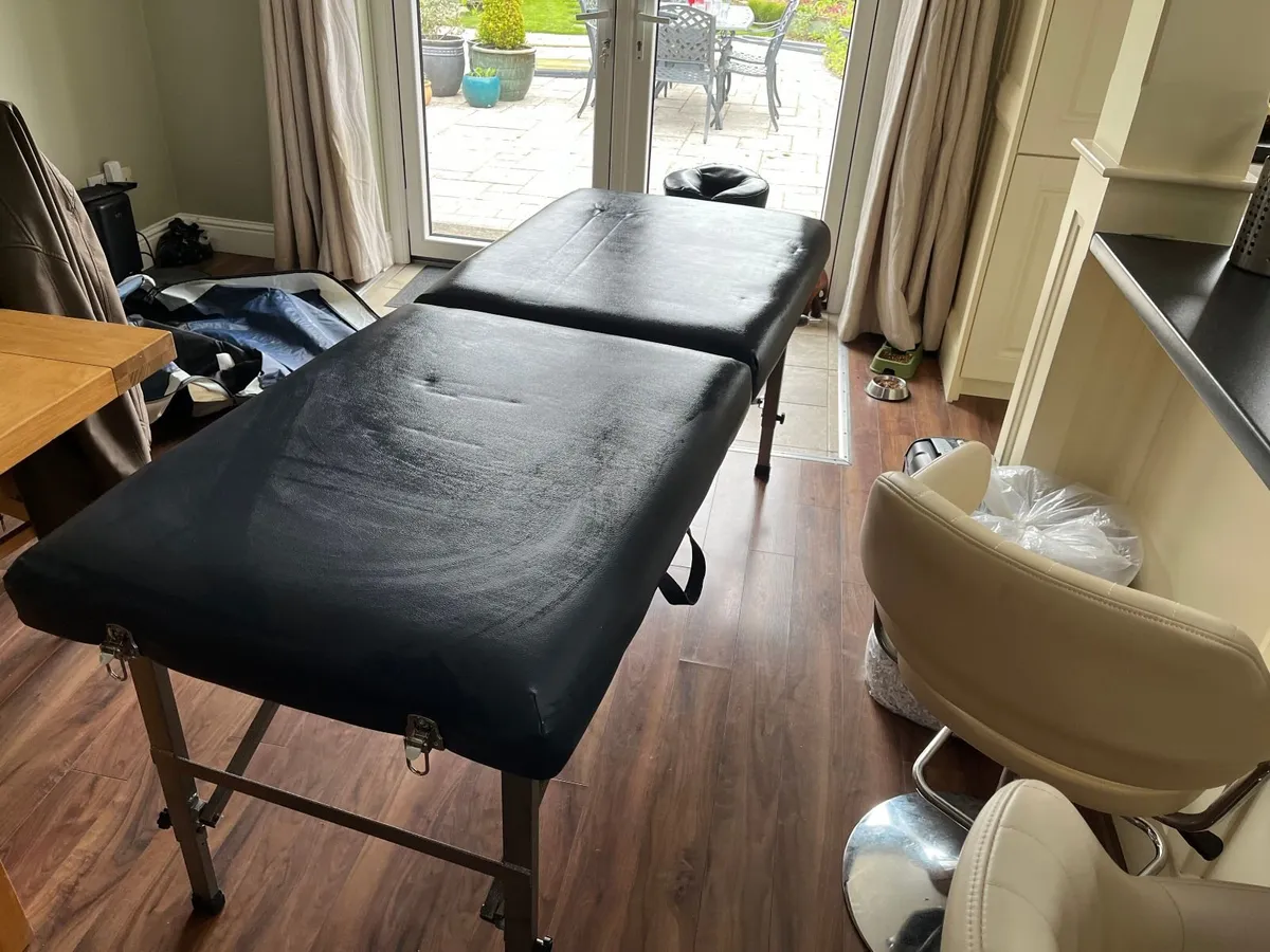 Massage Table + massage books - Image 3