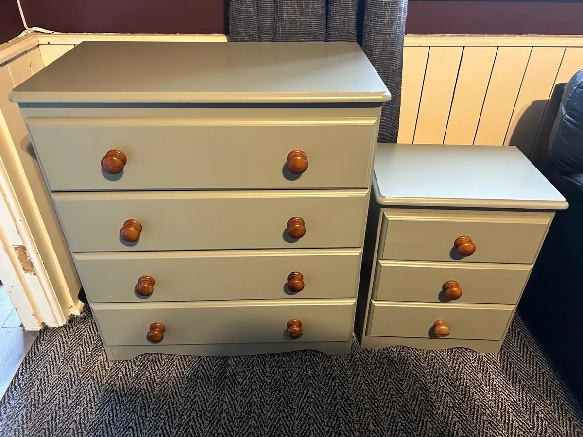 Bedroom furniture set