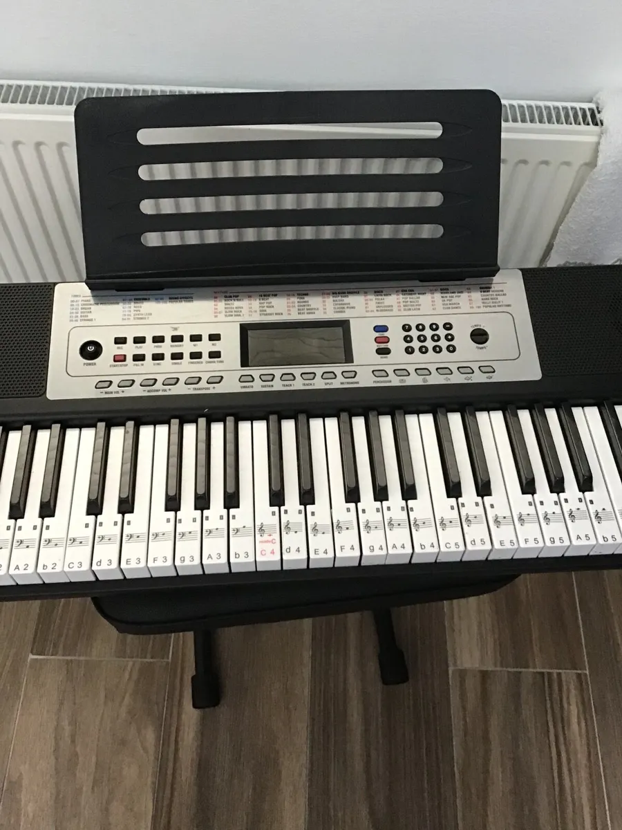 Child’s electric keyboard and stool - Image 1