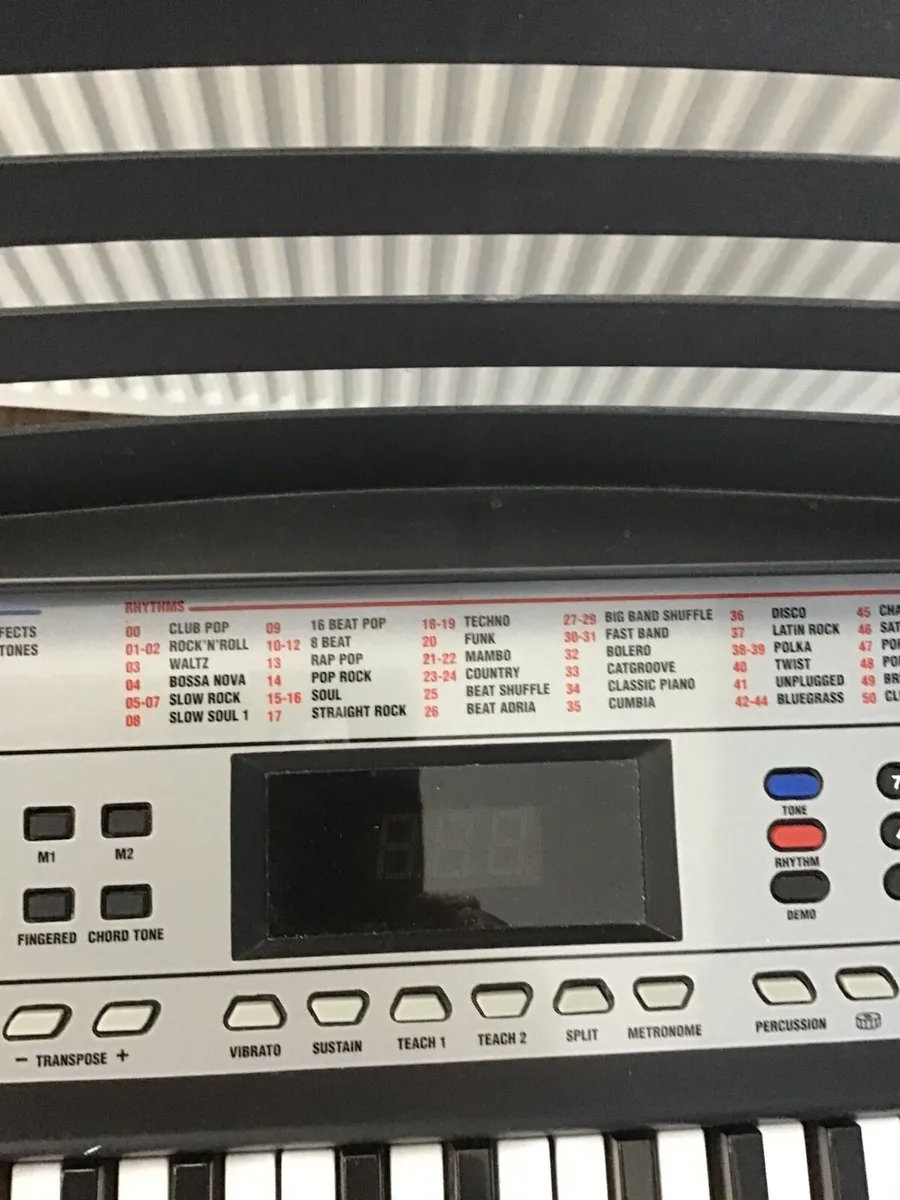 Child’s electric keyboard and stool - Image 2