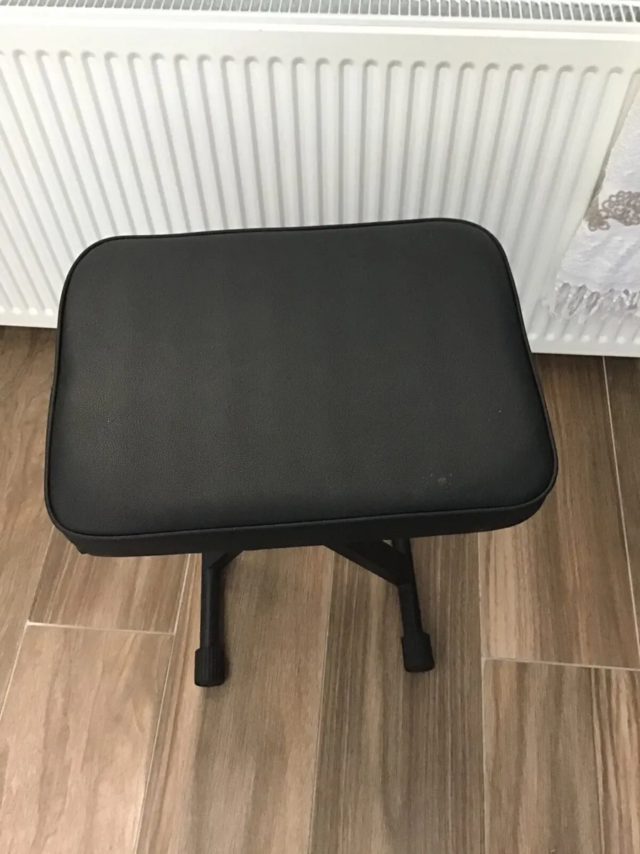 Child’s electric keyboard and stool - Image 4