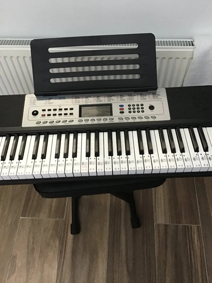 Child’s electric keyboard and stool - Image 3