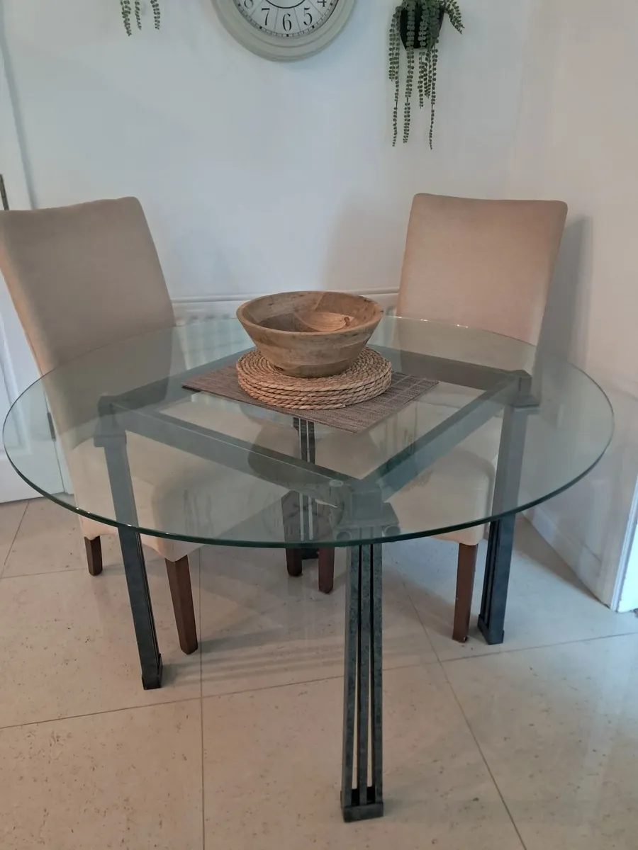 Round glass tsble and chsirs - Image 1