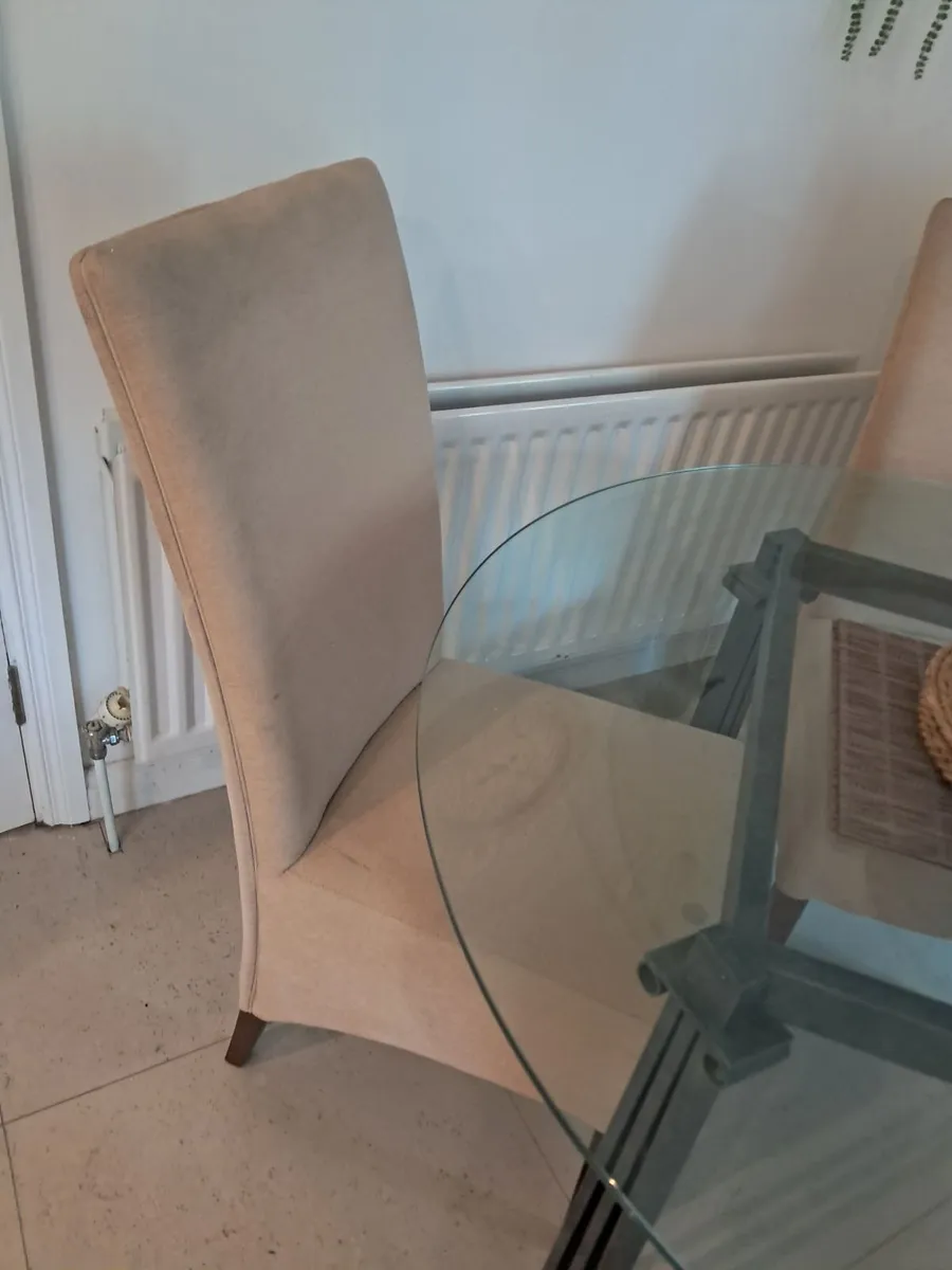 Round glass tsble and chsirs - Image 2