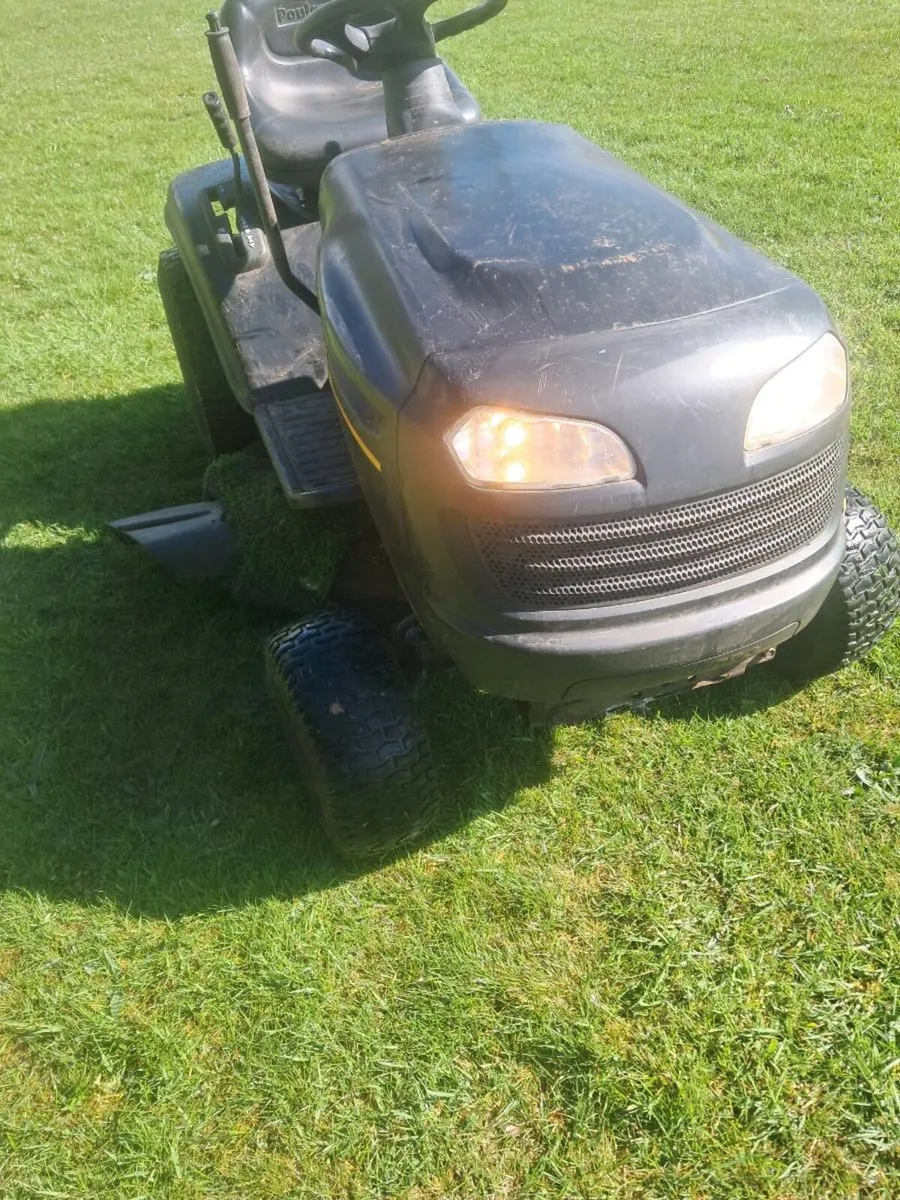Riding lawnmower - Image 1