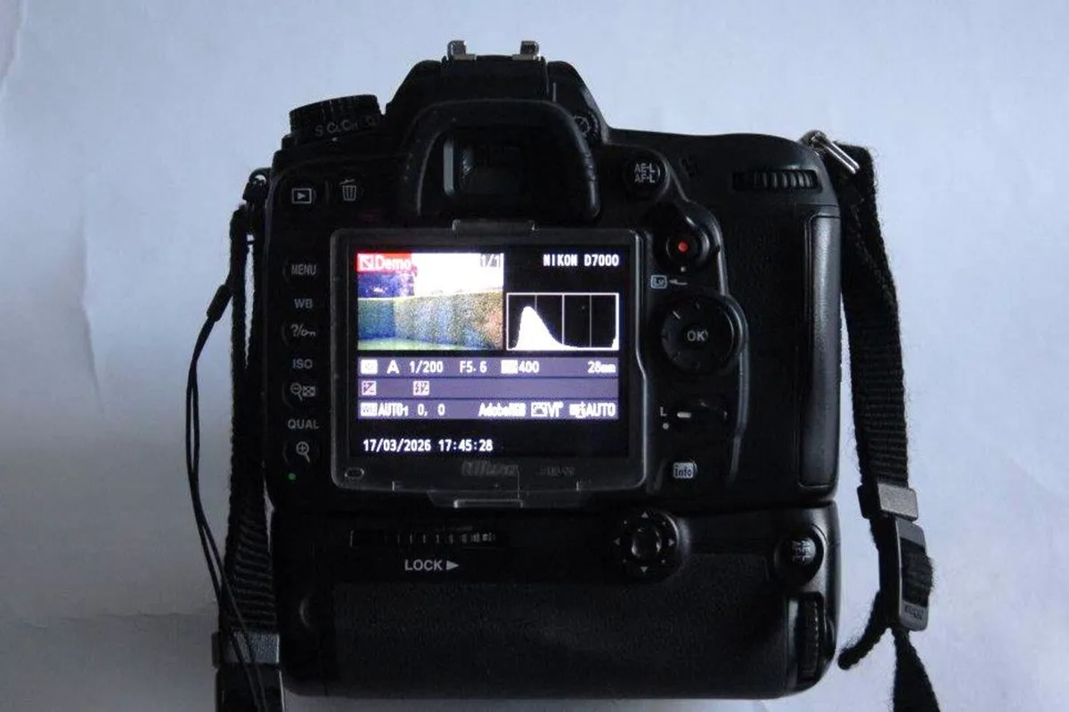 Nikon D7000 (Cracked top screen, but working) - Image 2
