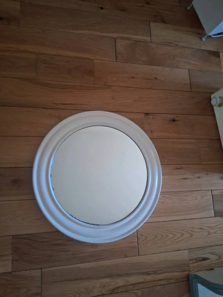 Free white round mirror