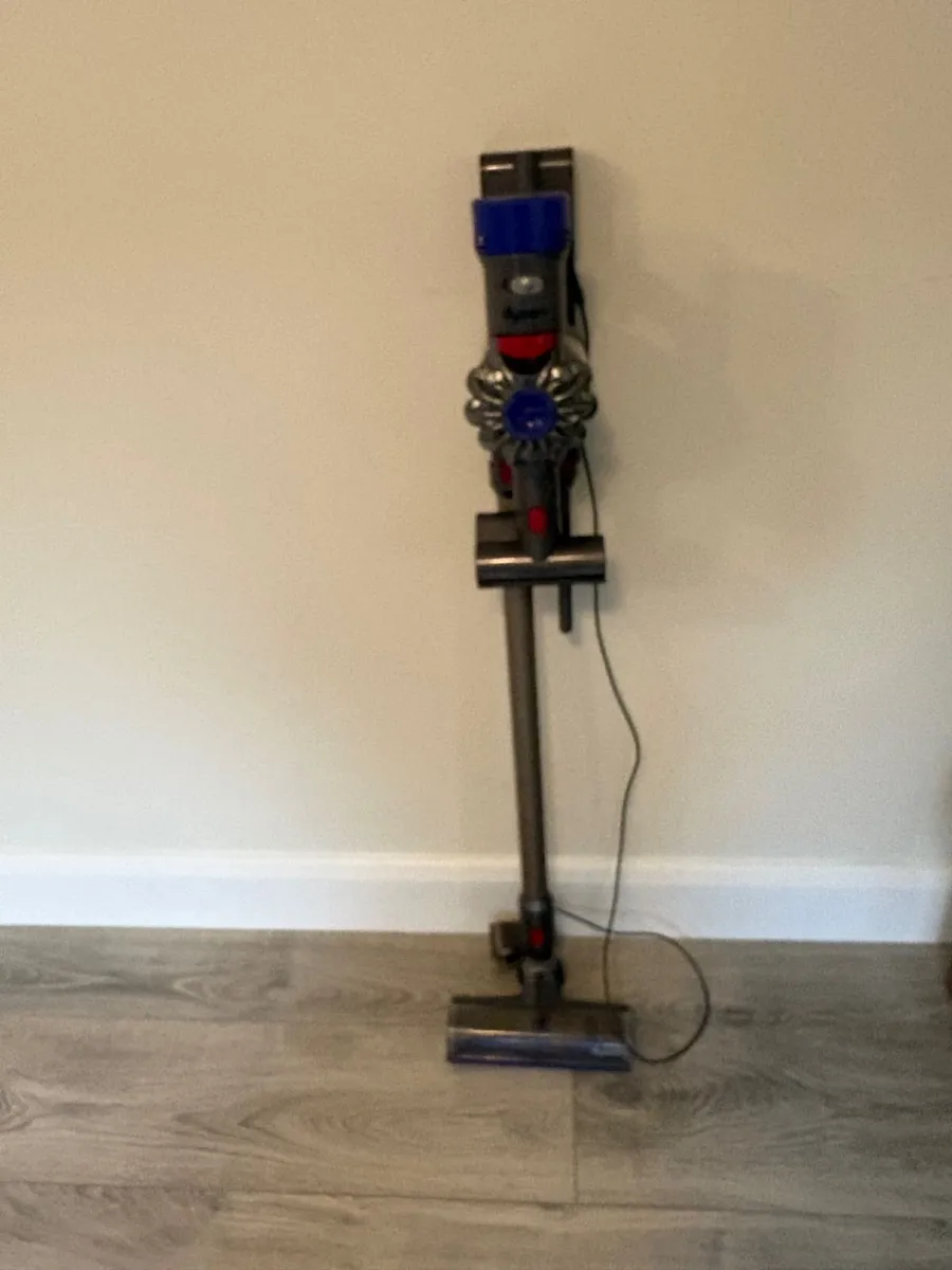 DYSON V8 ANIMAL CORDLESS  VACUUM CLEANER - Image 2