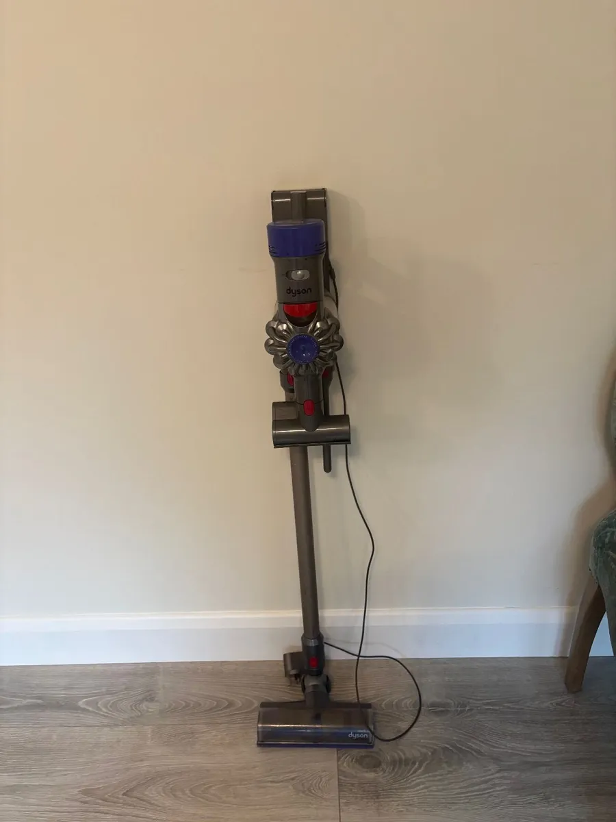 DYSON V8 ANIMAL CORDLESS  VACUUM CLEANER - Image 1