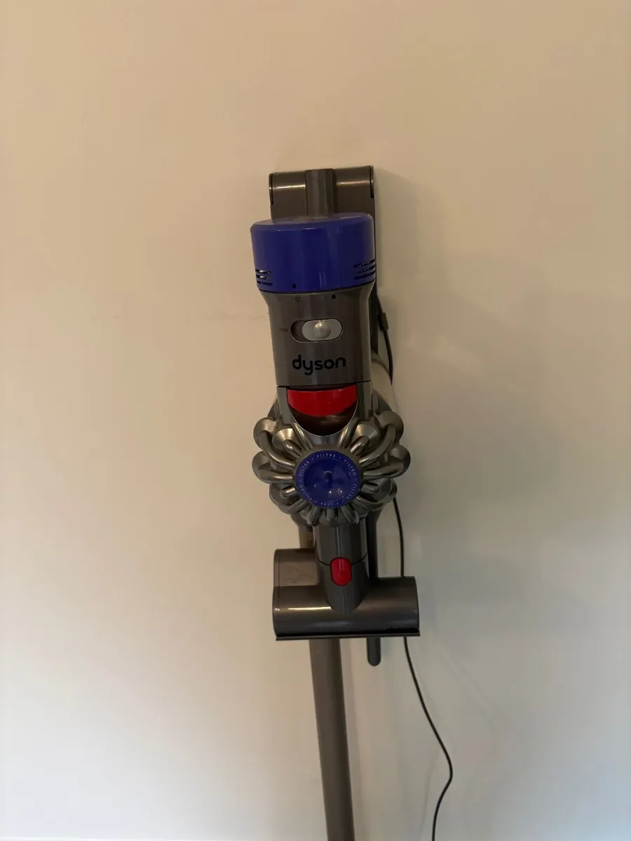 DYSON V8 ANIMAL CORDLESS  VACUUM CLEANER - Image 3